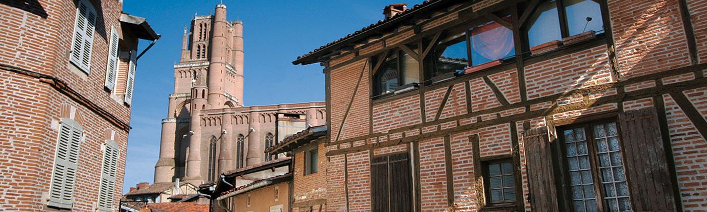 Hand-craft bricks for the restoring of historic monuments