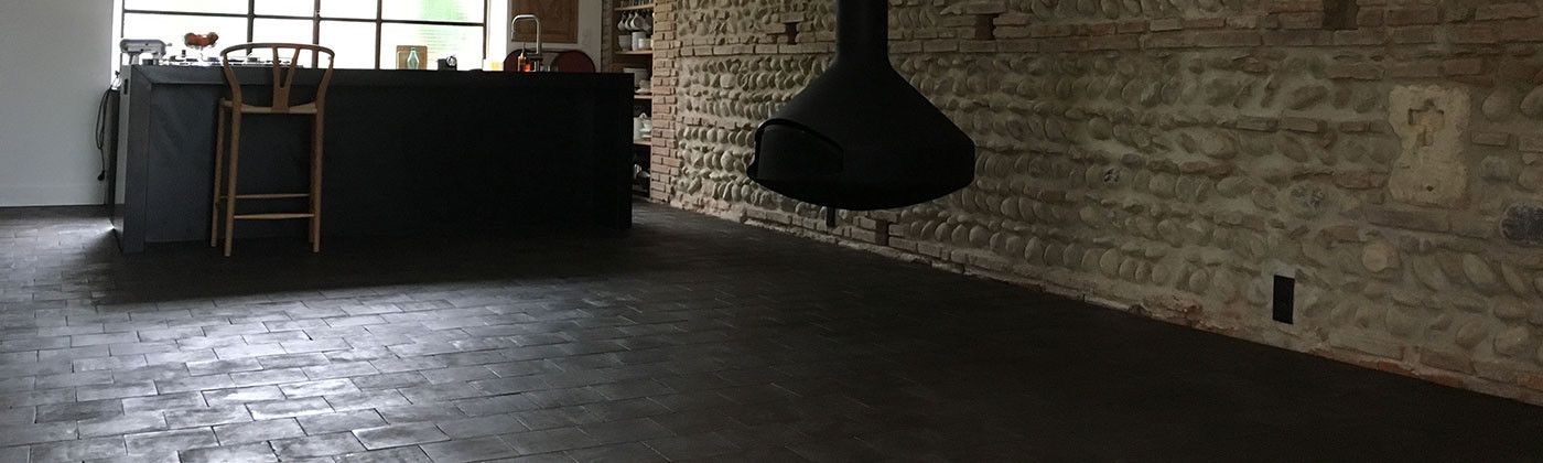 Terre cuite de sol patiné main : carrelage intérieur artisanal