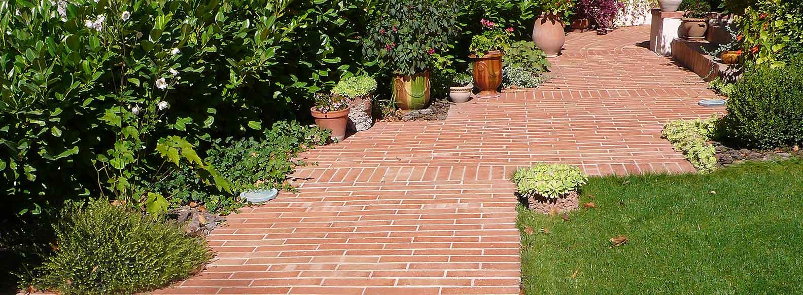 Créer une allée de jardin en briques