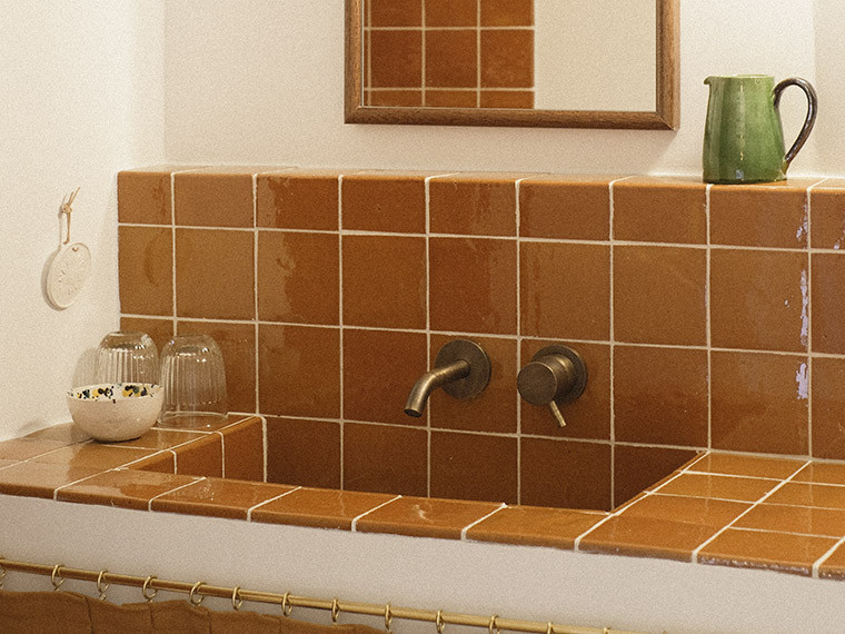 carrelage plan de vasque lavabo marron
