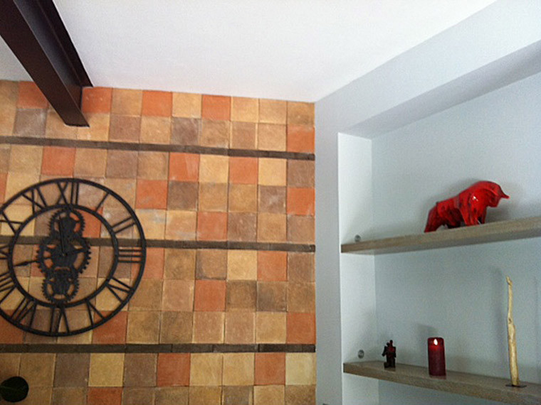 décorer un mur en terre cuite
