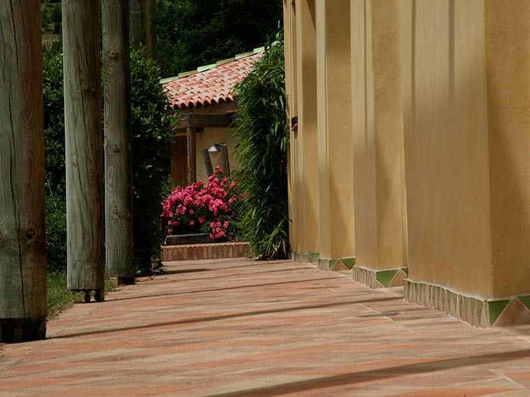 pavage d'allée en terre cuite de plusieurs couleurs 