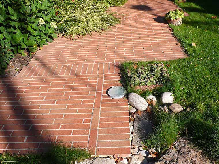 allée de jardin en brique rouge