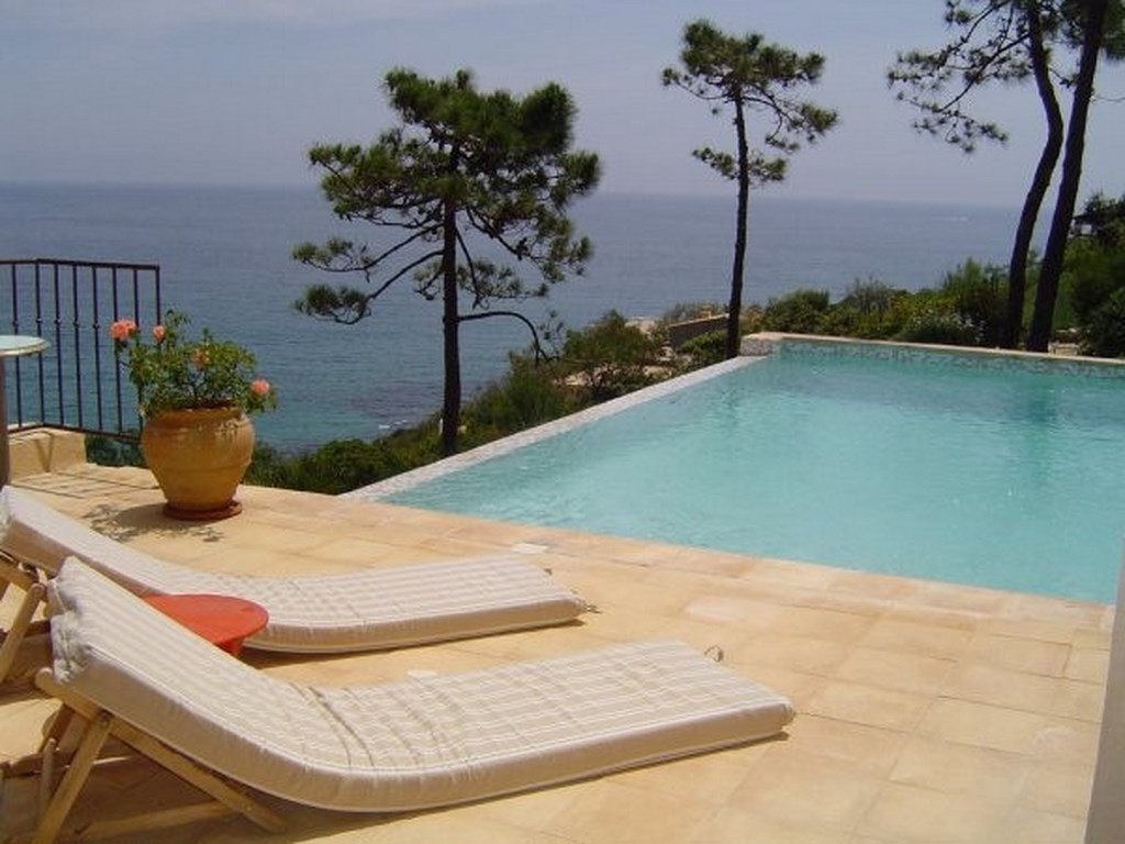 terrasse de piscine en terre cuite