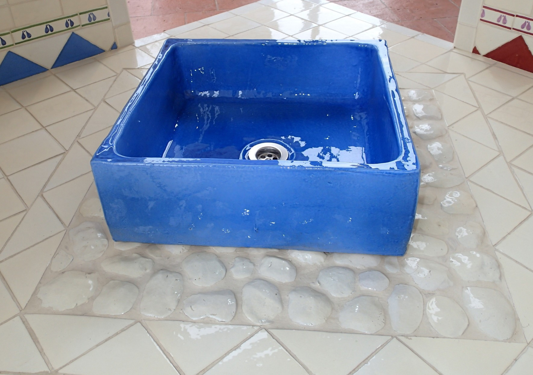 vasque à poser cubique émaillée bleu azur carrée