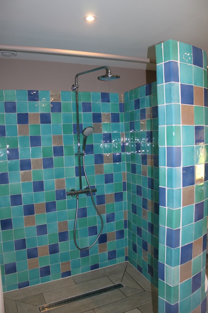 carrelage salle de bain bleu nuancé
