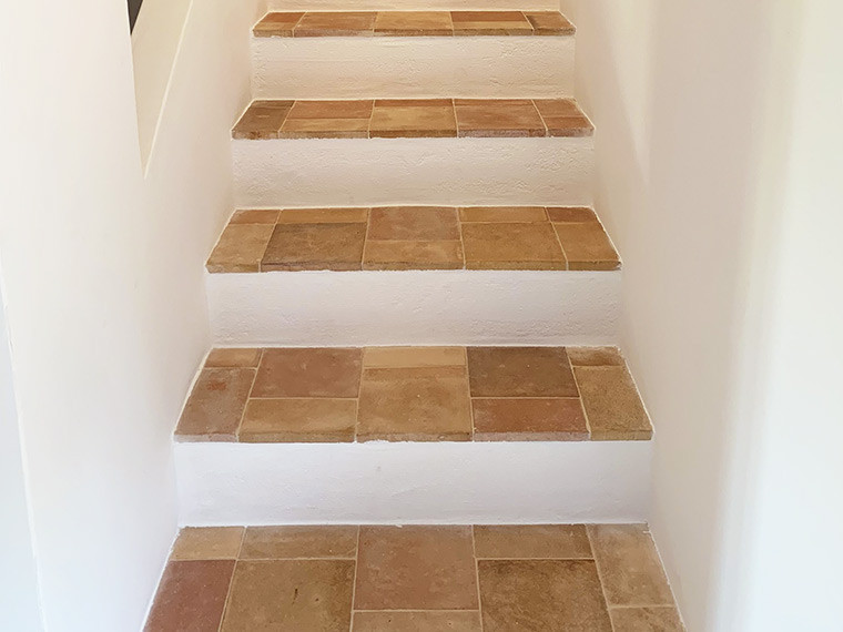 escalier intérieur carrelé en terre cuite artisanale